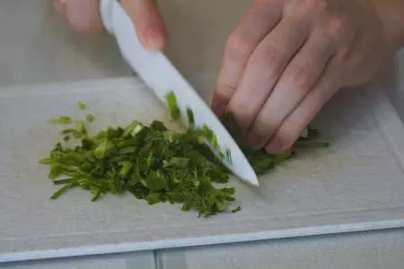 Закусочные бутерброды со шпротами: шаг 6