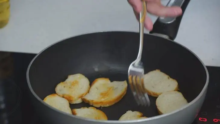 Закусочные бутерброды со шпротами: шаг 7