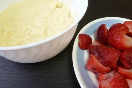 Ванильный пирог с клубникой: шаг 5