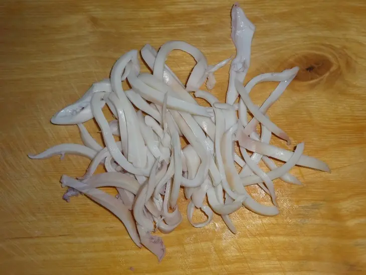 Салат с кальмарами и горошком: шаг 1