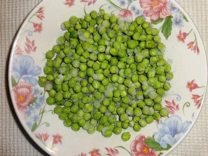 Салат с кальмарами и горошком: шаг 2