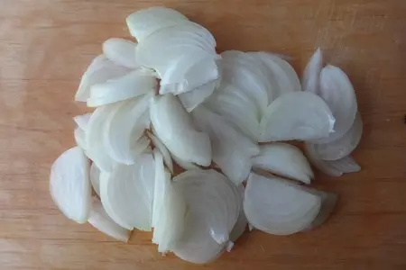 Салат с кальмарами и горошком: шаг 3