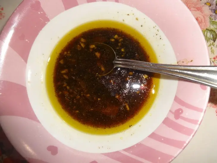 Салат с кальмарами и горошком: шаг 6