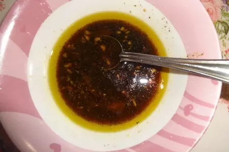 Салат с кальмарами и горошком: шаг 6