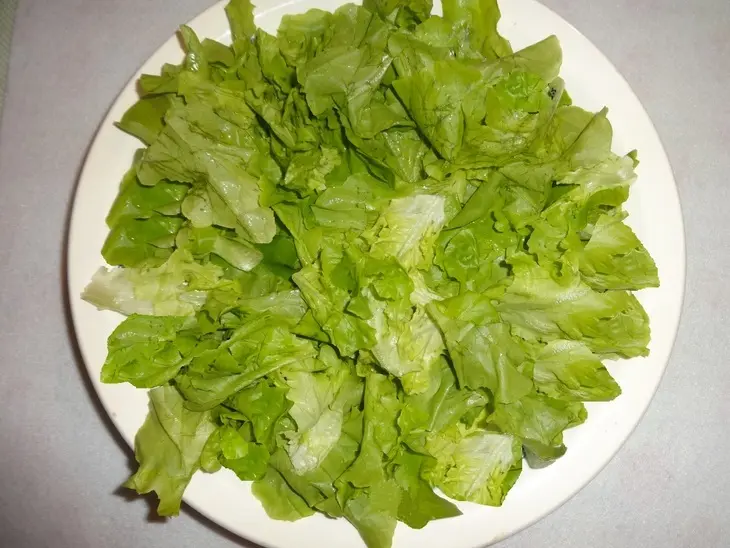 Салат с кальмарами и горошком: шаг 7