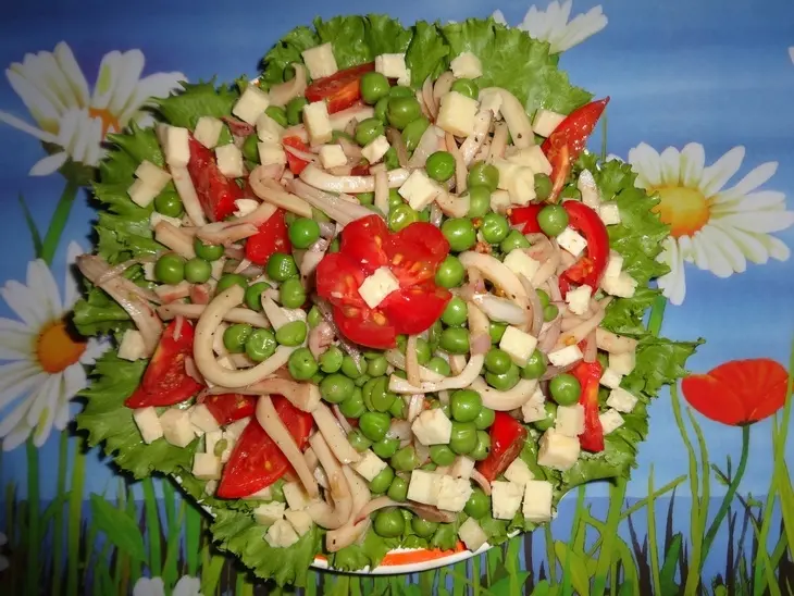 Салат с кальмарами и горошком: шаг 8