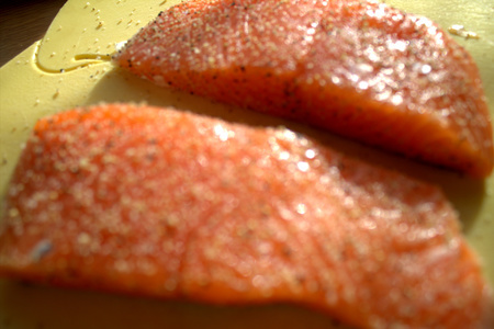 Жареный лосось с салатом и брынзой: шаг 2