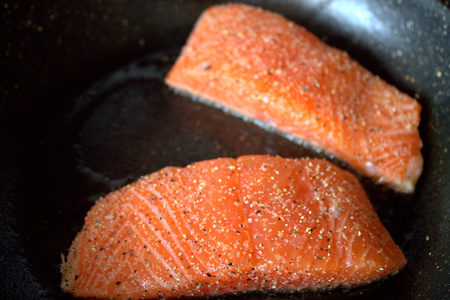 Жареный лосось с салатом и брынзой: шаг 3