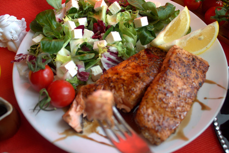 Жареный лосось с салатом и брынзой: шаг 8