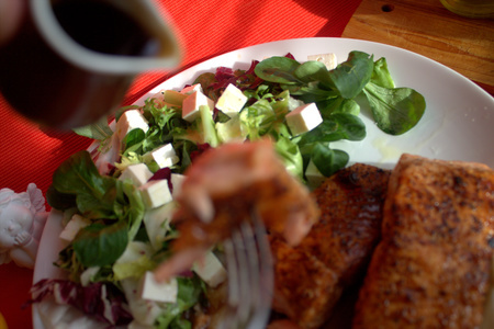 Жареный лосось с салатом и брынзой: шаг 9