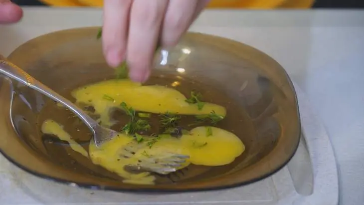 Гренки с сыром и тёртой колбасой: шаг 1