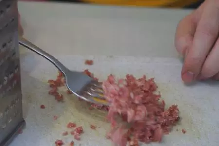 Гренки с сыром и тёртой колбасой: шаг 3
