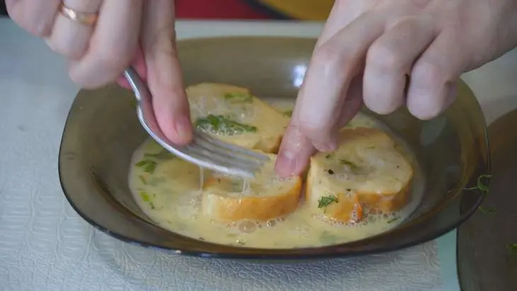 Гренки с сыром и тёртой колбасой: шаг 4