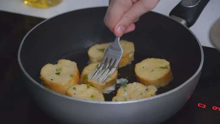 Гренки с сыром и тёртой колбасой: шаг 5