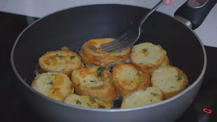 Гренки с сыром и тёртой колбасой: шаг 6