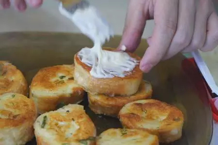 Гренки с сыром и тёртой колбасой: шаг 7