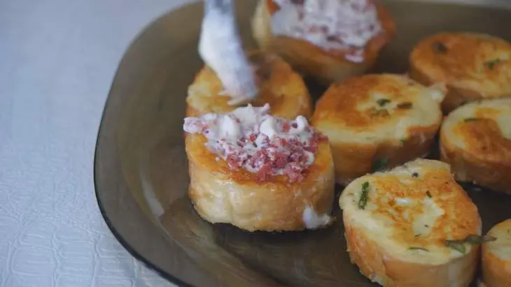Гренки с сыром и тёртой колбасой: шаг 8