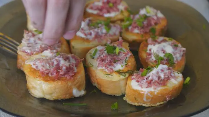 Гренки с сыром и тёртой колбасой: шаг 9