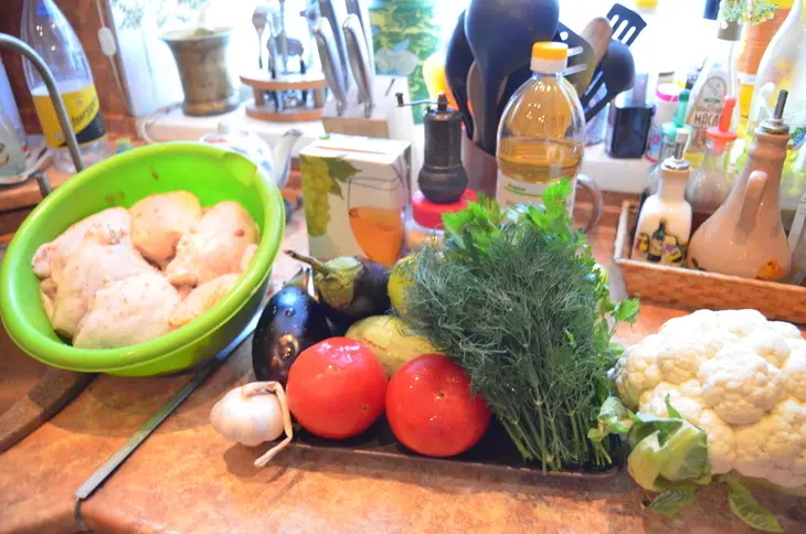 Острая курица на овощной подушке: шаг 1