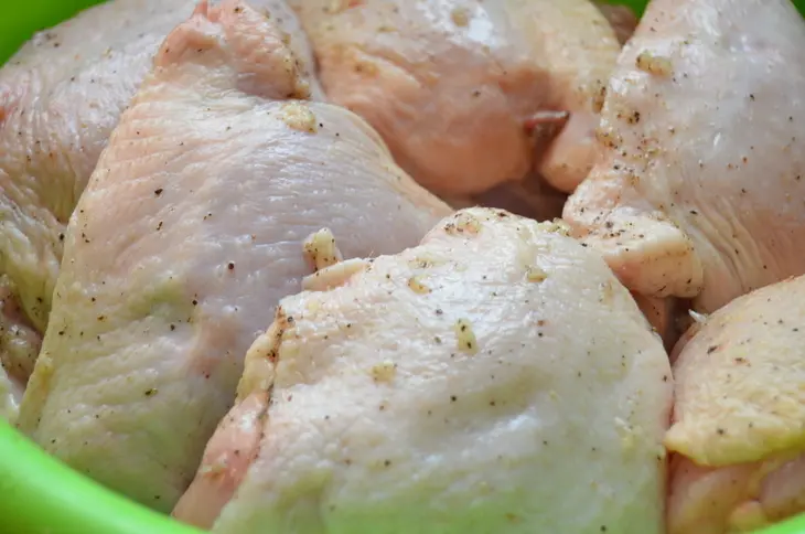 Острая курица на овощной подушке: шаг 2