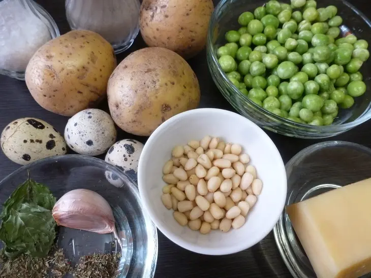Картофельный салат с кедровыми орешками и сырной заправкой: шаг 1