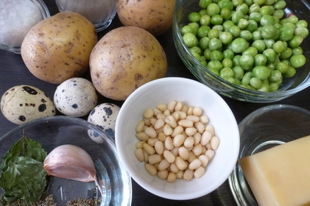 Картофельный салат с кедровыми орешками и сырной заправкой: шаг 1