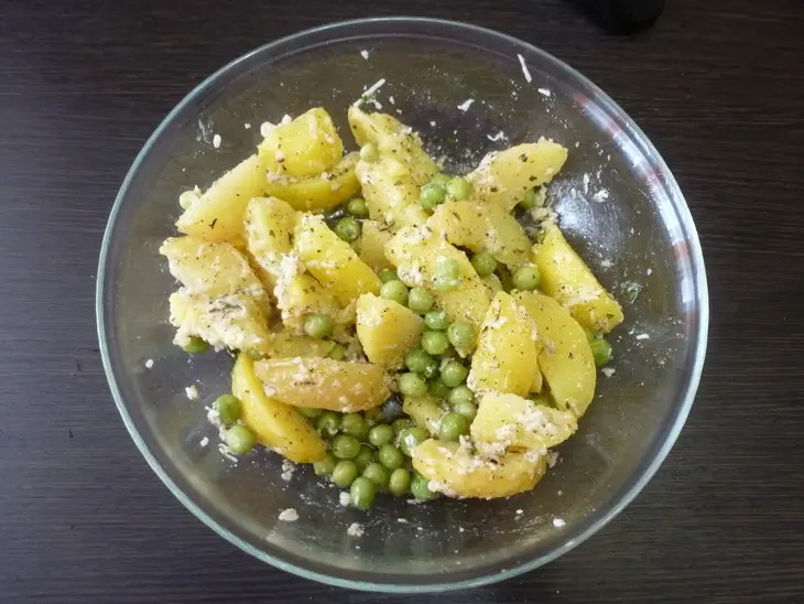 Картофельный салат с кедровыми орешками и сырной заправкой: шаг 3