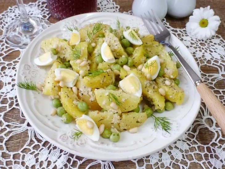 Картофельный салат с кедровыми орешками и сырной заправкой: шаг 4