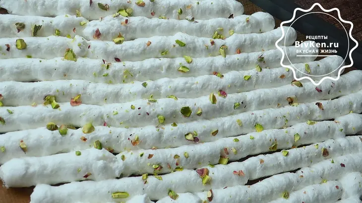Меренговый рулет с ягодами, орехами и сливочным кремом: шаг 2