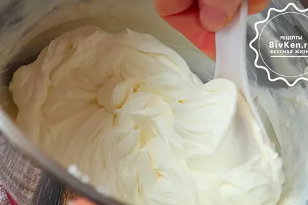 Меренговый рулет с ягодами, орехами и сливочным кремом: шаг 3
