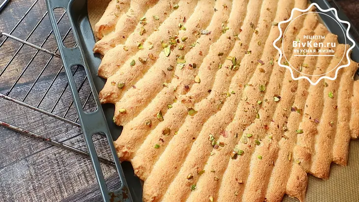 Меренговый рулет с ягодами, орехами и сливочным кремом: шаг 4