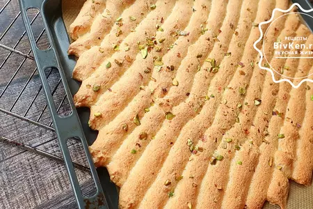 Меренговый рулет с ягодами, орехами и сливочным кремом: шаг 4