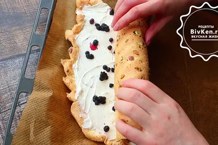 Меренговый рулет с ягодами, орехами и сливочным кремом: шаг 5