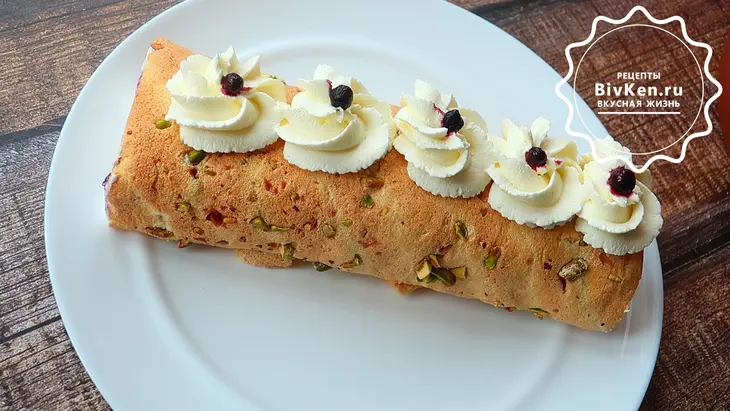 Меренговый рулет с ягодами, орехами и сливочным кремом: шаг 6