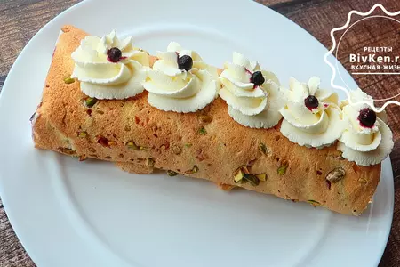 Меренговый рулет с ягодами, орехами и сливочным кремом: шаг 6