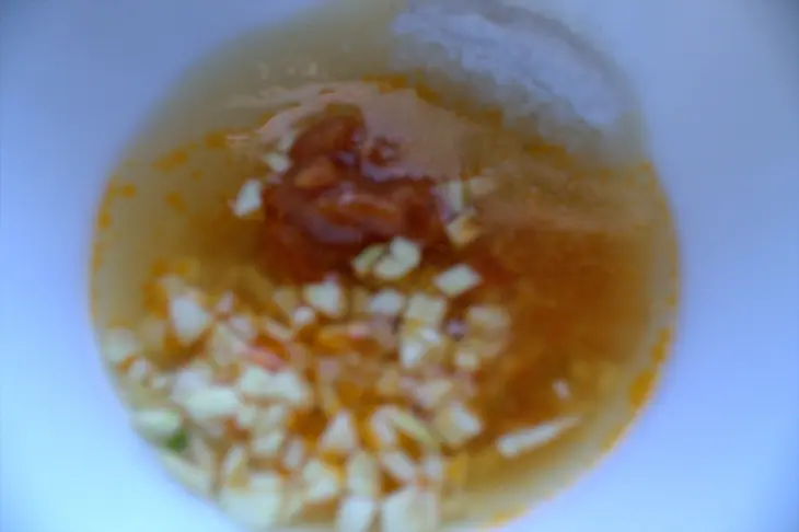 Салат "пекинка" с мясными батончиками: шаг 6