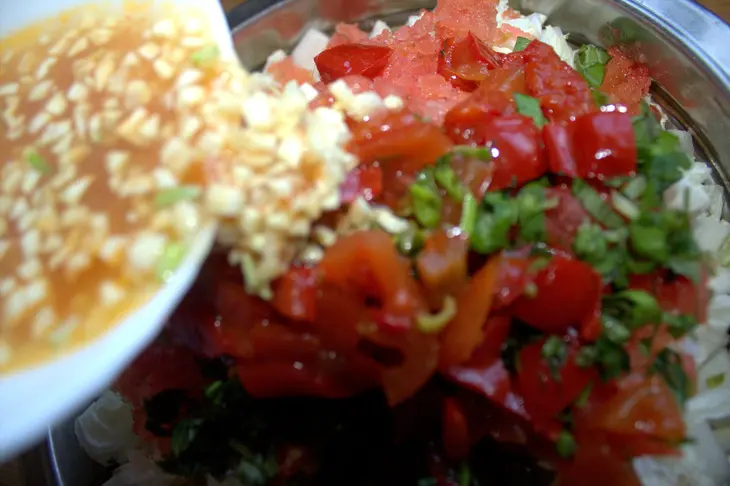 Салат "пекинка" с мясными батончиками: шаг 7