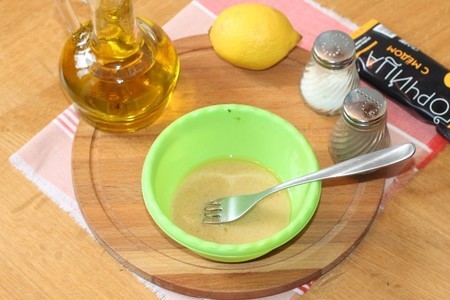 Салат с маринованными опятами в горчичном соусе: шаг 7