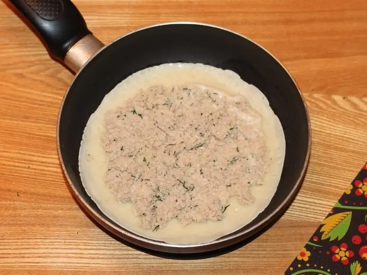 Блины с мясным припеком и икорным соусом #масленица: шаг 9