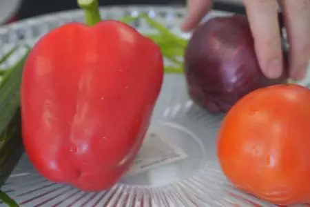 Восточный овощной салат с куриной грудкой: шаг 1