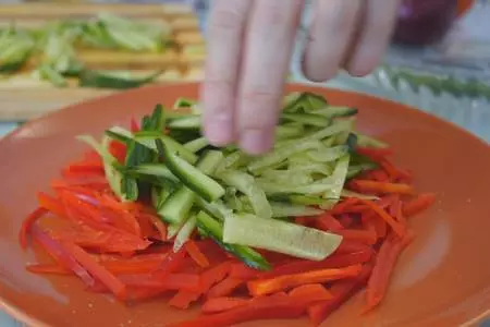 Восточный овощной салат с куриной грудкой: шаг 3