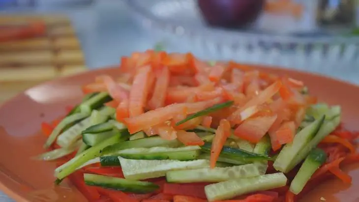 Восточный овощной салат с куриной грудкой: шаг 4