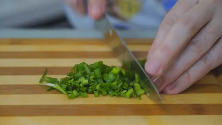 Восточный овощной салат с куриной грудкой: шаг 8