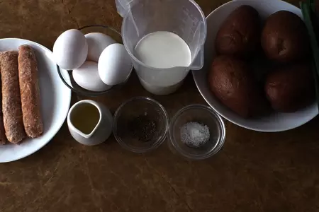 Картофельная запеканка с колбасками: шаг 1