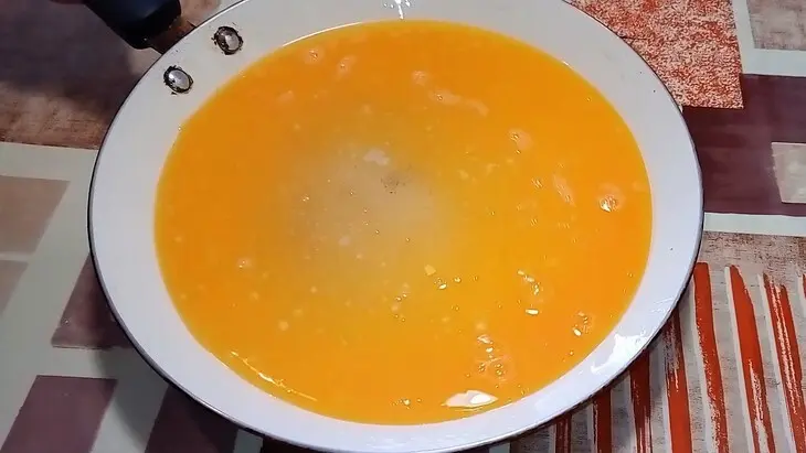 Салат с мясом и яичными блинчиками: шаг 1