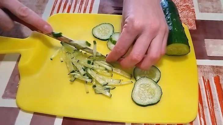 Салат с мясом и яичными блинчиками: шаг 2