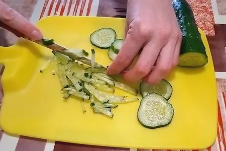 Салат с мясом и яичными блинчиками: шаг 2