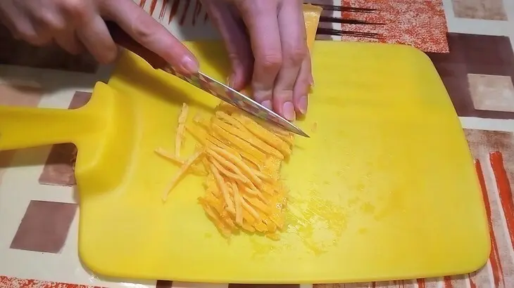 Салат с мясом и яичными блинчиками: шаг 3