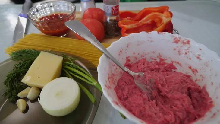 Овощная паста с фаршем и пармезаном: шаг 1