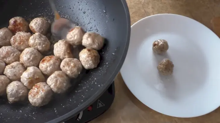 Обед для всей семьи - фрикадельки с макаронами: шаг 3